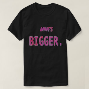 Mina una camisa más grande