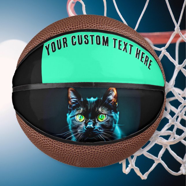Mini Balón De Baloncesto Imagen de gato negro personalizada (A mini basketball featuring a black cat with mesmerising green eyes and your own custom text)