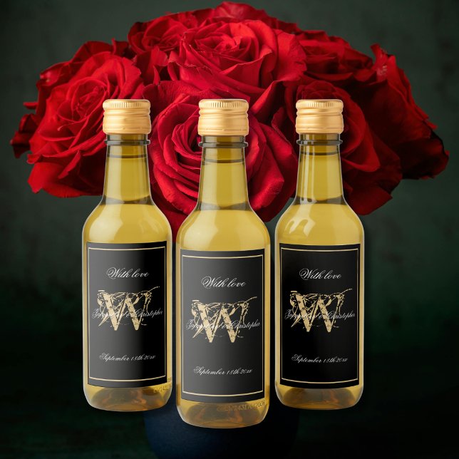 Mini Boda de Moda de monograma elegante negro y do (Black and Gold Elegant Monogram and Names Chic Mini Wedding Wine Labels.)