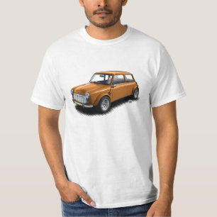 Mini coche anaranjado clásico en la camiseta