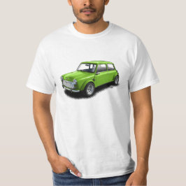 Mini coche verde clásico en la camiseta blanca