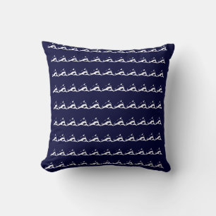 mini DOLPHIN blanco sobre almohada azul marino
