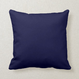 mini velero blanco sobre almohada azul marino