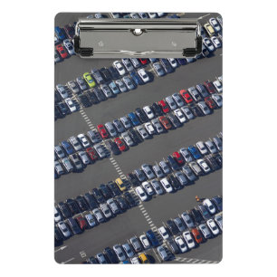 Minicarpeta De Pinza Avión sobre el estacionamiento