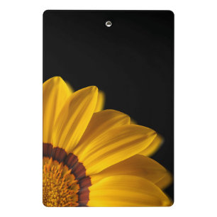 Minicarpeta De Pinza Flor amarilla sobre fondo negro