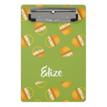 Huevos en cesta marrón en verde