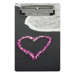 Minicarpeta De Pinza Leus en forma de corazón en la playa negra de la