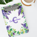 Minicarpeta De Pinza Lilacs púrpura sofisticados con hojas verdes<br><div class="desc">Este portapapeles de personalizable presenta un diseño bonito y elegante, perfecto para añadir un toque de personalización a sus útiles de oficina o escolares. El portapapeles muestra un vibrante patrón floral con cúmulos de lilas violetas y hojas verdes exuberantes adornando los bordes superior e inferior. El texto es totalmente personalizable....</div>