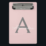 Minicarpeta De Pinza Monograma de Rubor Gris rosa moderno con guión de<br><div class="desc">Portapapeles de planeamiento de nombres rosados y grises de Rubor. Esto hace que el dulce perfecto cumpleaños 16,  boda,  ducha de novia,  aniversario,  ducha de bebé o fiesta de soltera sea regalo para alguien que ama el lujo glam y los estilos de moda.</div>