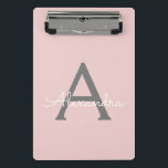 Minicarpeta De Pinza Monograma de Rubor Gris rosa moderno con guión de<br><div class="desc">Portapapeles de planeamiento de nombres rosados y grises de Rubor. Esto hace que el dulce perfecto cumpleaños 16,  boda,  ducha de novia,  aniversario,  ducha de bebé o fiesta de soltera sea regalo para alguien que ama el lujo glam y los estilos de moda.</div>