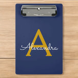 Minicarpeta De Pinza Navy Blue Gold Modern Script Girly Monograma Nombr<br><div class="desc">Portapapeles de planeación de nombres dorados y azul marino. Esto hace que el dulce perfecto cumpleaños 16,  boda,  ducha de novia,  aniversario,  ducha de bebé o fiesta de soltera sea regalo para alguien que ama el lujo glam y los estilos de moda.</div>