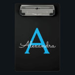 Minicarpeta De Pinza Nombre de monograma femenino de escritura azul neg<br><div class="desc">Portapapeles de planificación de nombre negro y azul. Esto hace el regalo perfecto de cumpleaños número 16,  boda,  ducha de novia,  aniversario,  ducha de bebé o fiesta de despedida de soltera para alguien que ama el lujo glamoroso y los estilos chic.</div>