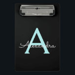 Minicarpeta De Pinza Nombre Monograma Femenino Escritura Azul Teal Acuá<br><div class="desc">Portapapeles de planificación de nombre negro y azul teal acuático. Esto hace el regalo perfecto de cumpleaños número 16,  boda,  fiesta de soltera,  aniversario,  baby shower o despedida de soltera para alguien que ama el lujo glamoroso y los estilos chic.</div>