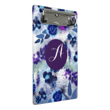 Patrón de flores azul púrpura con monograma person
