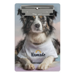 Minicarpeta De Pinza Perro lindo en una camiseta "Namaste" en una alfom