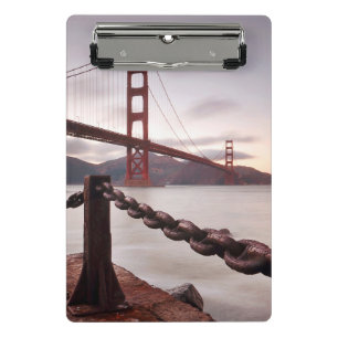 Minicarpeta De Pinza Puente Golden Gate contra las montañas
