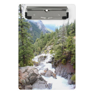 Minicarpeta De Pinza Río rocoso en el parque nacional de Yosemite
