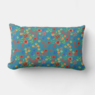 Minihuella floral brillante en moda sobre almohada