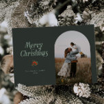 Minimalista Arco Verde Feliz Navidad<br><div class="desc">Tarjeta fotográfica de Navidad minimalista y limpia con un marco verde en arco con un texto tipográfico que dice "Feliz Navidad" con un simple ilustracion de bayas rojas.</div>