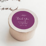 Mínimo Leaf Berry Purple Gracias Pegatina<br><div class="desc">Gracias a estos pegatinas de los favores nupciales de la morada son perfectos para una boda boho. El diseño presenta una sencilla silueta de hojas de vegetación en un romántico color violeta estival con un minimalista estilo bohemio-jardín. Personalice las etiquetas del pegatina con sus nombres, el evento (si procede) y...</div>