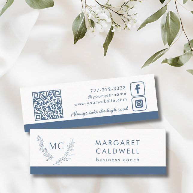 Minitarjeta De Visita Moraleja de Monograma Azul Dusto (Dusty Blue Monogram Wreath Social Media Mini Business Card)