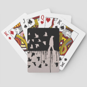 Mira hacia atrás jugando cartas