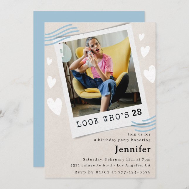 Mira quién cumple 28 años invitaciones (Anverso / Reverso)
