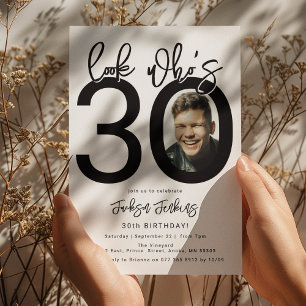 Mira quién cumple 30 Invitación de cumpleaños 30