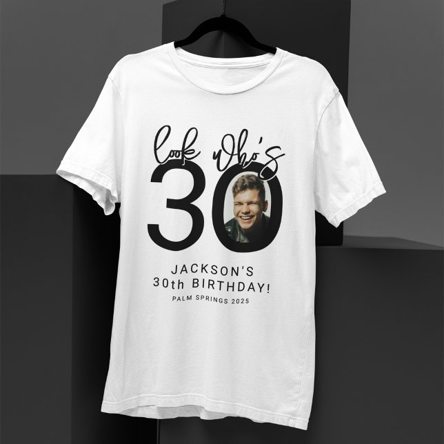 Mira quién cumple treinta | Camiseta de cumpleaños (Subido por el creador)