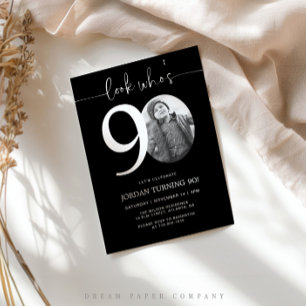 Mira quién es el 90   Invitación de cumpleaños Bla