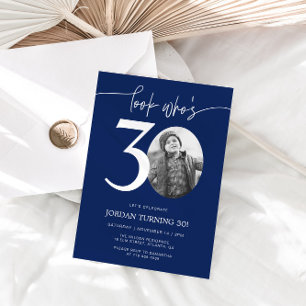 Mira quién tiene 30   Invitación de cumpleaños 30 