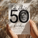 Mira quién tiene 50 | Foto 50.ª Invitación de cump<br><div class="desc">Celebra el gran estilo 5-0 con nuestro personalizable y moda 50 cumpleaños invitación! Esta invitación de diseño limpio juega con tipografía negrita y negra y un fondo blanco clásico para enfatizar el hito al que has llegado. Incorpore su foto favorita en el diseño, dentro del cero de '50', marcando un...</div>