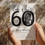 Mira quién tiene 60 años | Foto 60.ª Invitación de<br><div class="desc">Celebra el gran estilo de 6-0 con nuestra invitación de personalizable y moda de 60 años! Esta invitación de diseño limpio juega con tipografía negrita y negra y un fondo blanco clásico para enfatizar el hito al que has llegado. Incorpore su foto favorita en el diseño, dentro del cero de...</div>