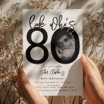 Mira quién tiene 80 | Foto 80.ª Invitación de cump<br><div class="desc">Celebra el gran estilo 8-0 con nuestra invitación de personalizable y moda de cumpleaños 80! Esta invitación de diseño limpio juega con tipografía negrita y negra y un fondo blanco clásico para enfatizar el hito al que has llegado. Incorpore su foto favorita en el diseño, dentro del cero del '80',...</div>