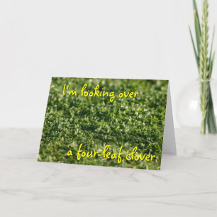 Mirada sobre una tarjeta del St Pat del trébol