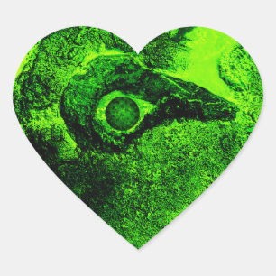 mirando al pegatina del corazón verde