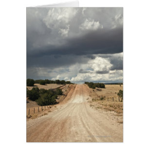 Mirando hacia abajo un camino de tierra en NM con
