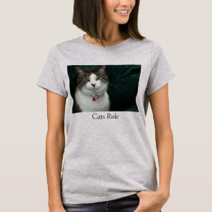 Mirando hacia mí, gatos manejan camisetas