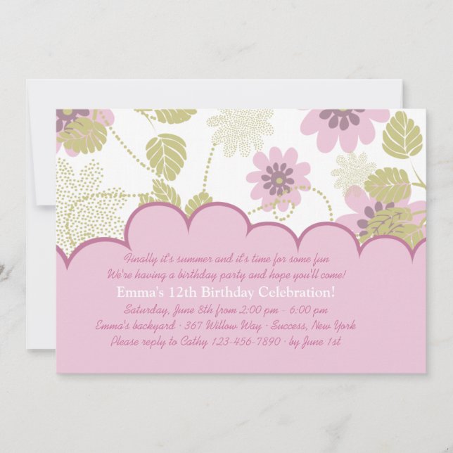 Mirando la invitación a la fiesta de cumpleaños en (Anverso)