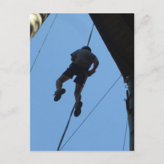 Mire hacia fuera debajo de la postal