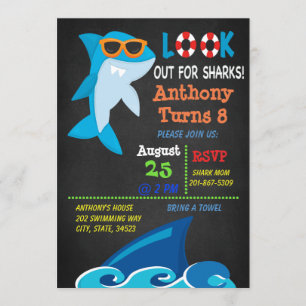 Mire hacia fuera para la invitación del cumpleaños