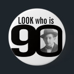 Mire quién es botón blanco y negro/insignia de 90<br><div class="desc">Celebre un 90.o cumpleaños con esta mirada de la diversión que sea insignia/botón de 90 fotos. Personalice esta insignia de la edad con una fotografía del muchacho o del chica del cumpleaños. Gran idea para añadir una cierta diversión a una fiesta de cumpleaños. Puede ser utilizado para mostrar las fotos...</div>