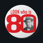 Mire quién es botón de la foto 80/insignia rojos y<br><div class="desc">Celebre un 80.o cumpleaños con esta mirada de la diversión que sea insignia/botón de 80 fotos. Personalice esta insignia de la edad con una fotografía del muchacho o del chica del cumpleaños. Gran idea para añadir una cierta diversión a una fiesta de cumpleaños. Puede ser utilizado para mostrar las fotos...</div>