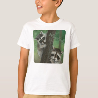 Mischief Raccoon arriba una camiseta de árbol
