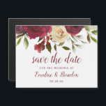 Mistletoe Manor Acuarela Invierno Save the Date<br><div class="desc">Mistletoe Manor Acuarela Exuberante Diseño de Rosas de Invierno con Florales Pintadas a Mano, Hojas de Bayas de Acebo, Follaje de Rama de Pino. Marsala Colorido, Vino Merlot Rojo, Burdeos, Crema Marfil y Verde. Con Tipografía Chic en Fuentes de Letra Script, Borde y Diseño Floral Elegante - Tarjetas Magnéticas de...</div>