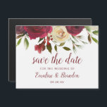 Mistletoe Manor Acuarela Invierno Save the Date<br><div class="desc">Mistletoe Manor Acuarela Diseño exuberante de rosas de invierno con flores pintadas a mano, hojas de bayas de acebo, follaje de ramitas de pino. Marsala colorido, vino Merlot Rojo, Burdeos, crema marfil y verde. Con tipografía de letra de pincel chic con remolinos, fuentes de letra y diseño floral elegante -...</div>