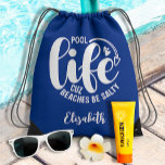 Mochila Azul de vida de grupo<br><div class="desc">Haga una declaración o dé como regalo divertido, esta mochila de cuerda levadiza incluye su nombre y "Vida de la piscina porque las playas son saladas" con letras blancas de moda en azul. COINCIDIENDO elementos de nuestra colección.</div>