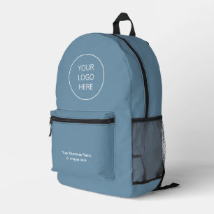 Mochila azul grisáceo con logotipo comercial