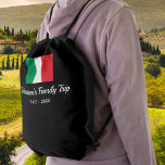Mochila Bandera italiana Italia Viaje Personalizado Texto<br><div class="desc">¿Viajar a Italia con su familia o un grupo de viajes? Luego esta mochila es perfecta - el diseño incluye la bandera italiana y 2 líneas de texto personalizado. Añada el nombre de su familia o grupo, la fecha de las vacaciones o cualquier texto personalizado. Sencillo y clásico, perfecto para...</div>
