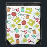 Mochila de dibujo de patrón de tema de costura ret<br><div class="desc">Una mochila de cuerda de tracción con un patrón de costura con ilustraciones de una máquina de coser,  hilera de hilos,  aguja de coser,  tijeras,  cojín de alfiler y muescas de tela.</div>